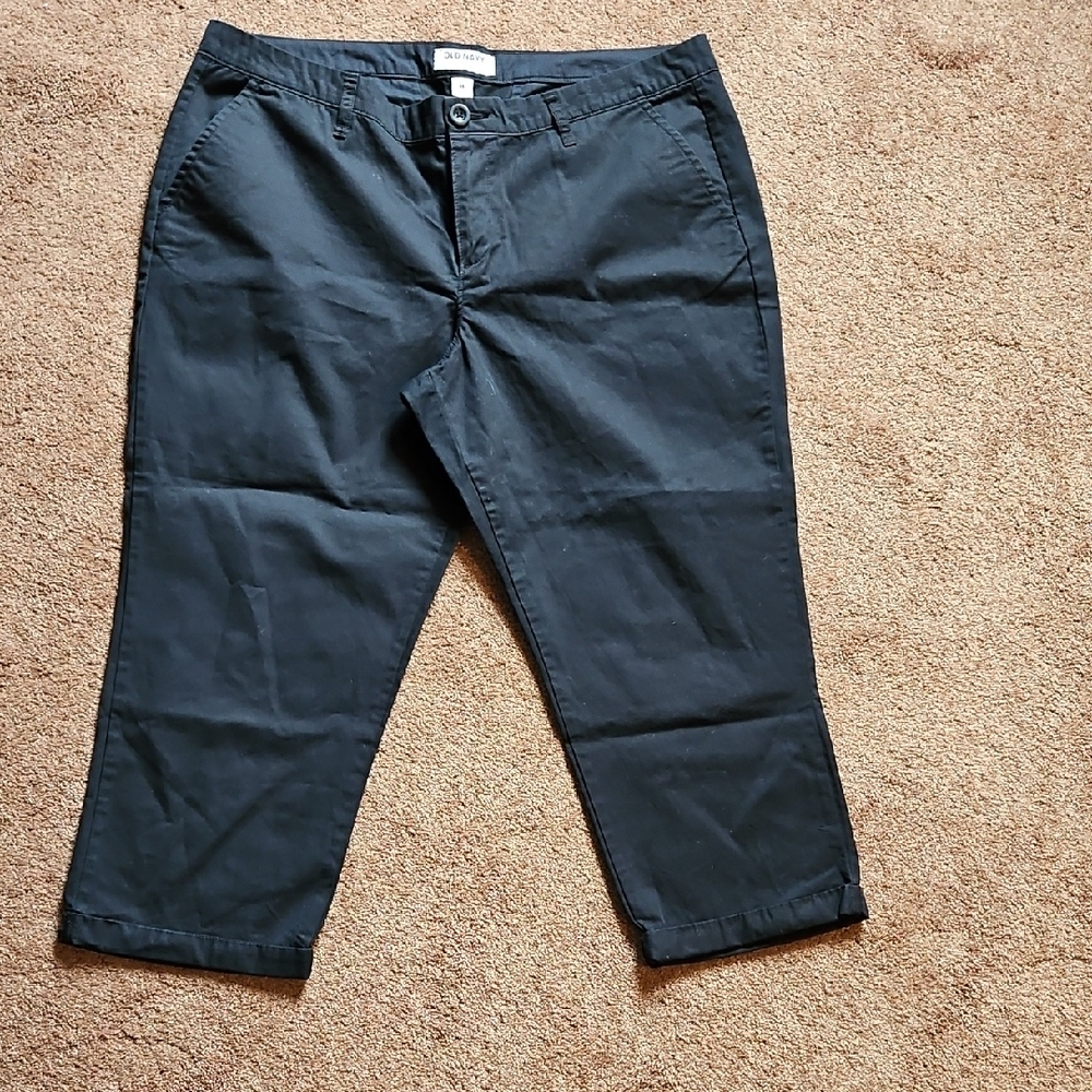 R Old Navy Black Capris Size 14